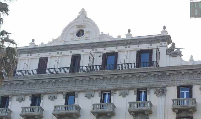 Bari, rimosso il quadrante dello storico orologio di Palazzo Colonna: Era pericolante